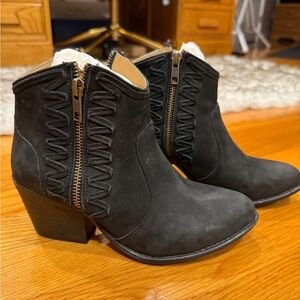 Musse & Cloud ATHYA Black Ankle Boots with zippers on both sides